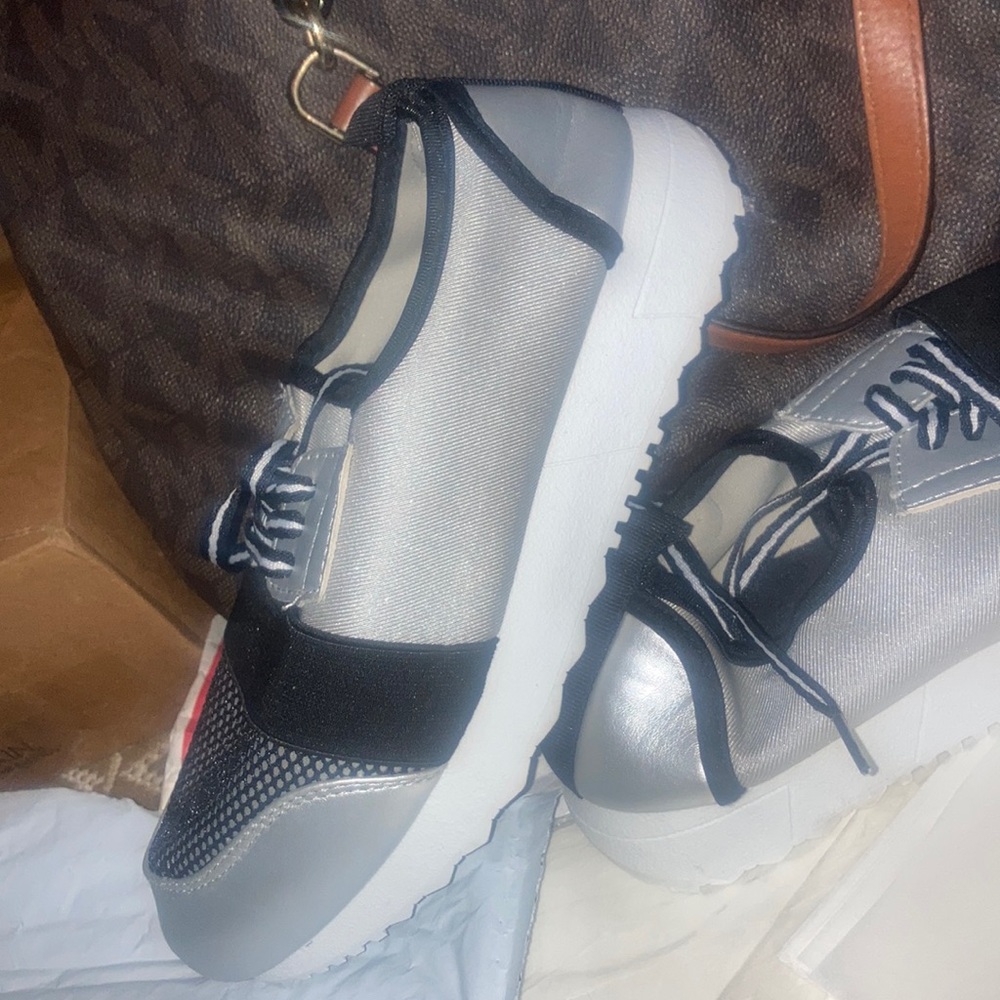 Cute silver shoes Girls or women’s 7